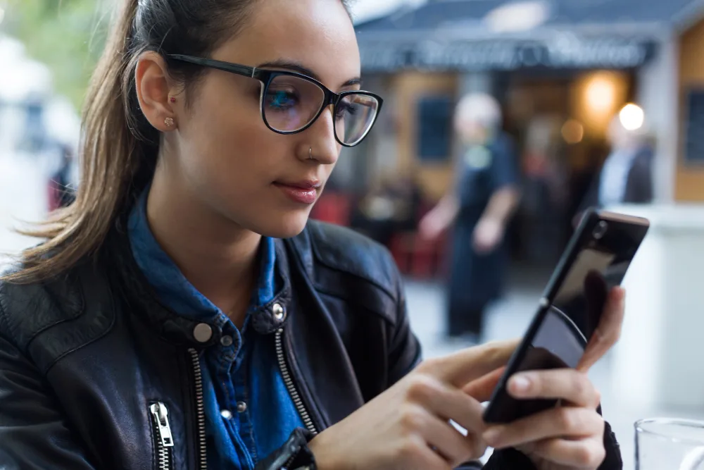 A Visible customer comparing Verizon-network alternatives