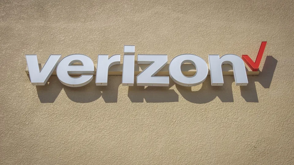 A Verizon sign with the red check mark on the outside wall of a store