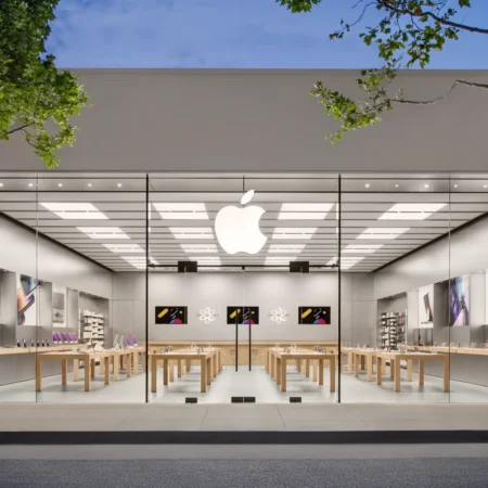 Apple Leads Global Smartphone Market Share (2012-2024)