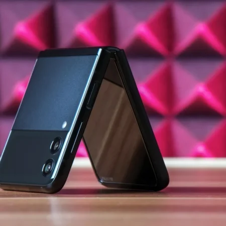 The Best Flip Phones: Expert Picks for 2025